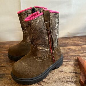 Game Winner Camouflage Boots with Pink Trim Size 6